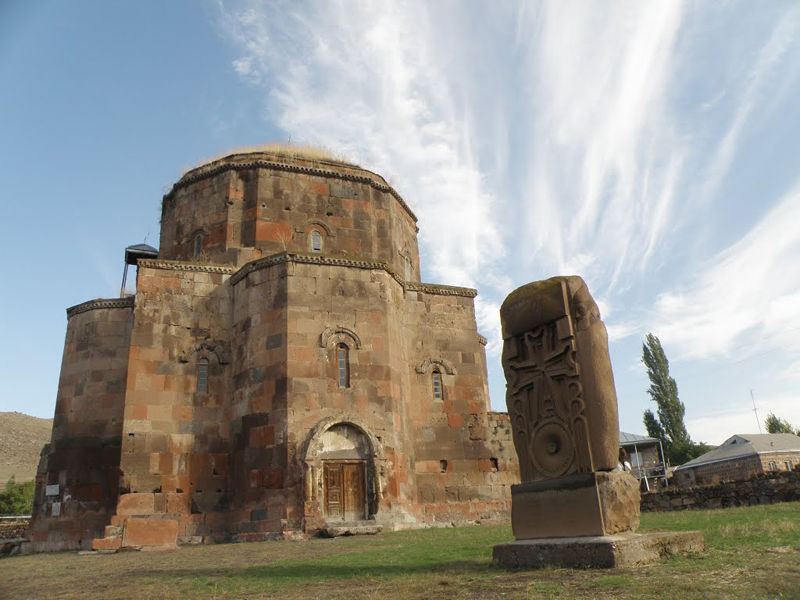 Сурб ованес. Церковь Сурб Ованес. Сурб Ованес Парпи Армения. Сурб Оганес высота гора.